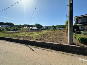 東南から敷地を望む